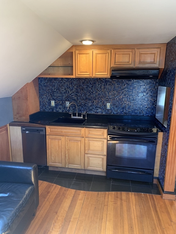 1034 North Main Street, Randolph, Massachusetts, 1 Bedroom Bedrooms, 4 Rooms Rooms,1 BathroomBathrooms,Residential Lease,For Rent,North Main Street,73457020