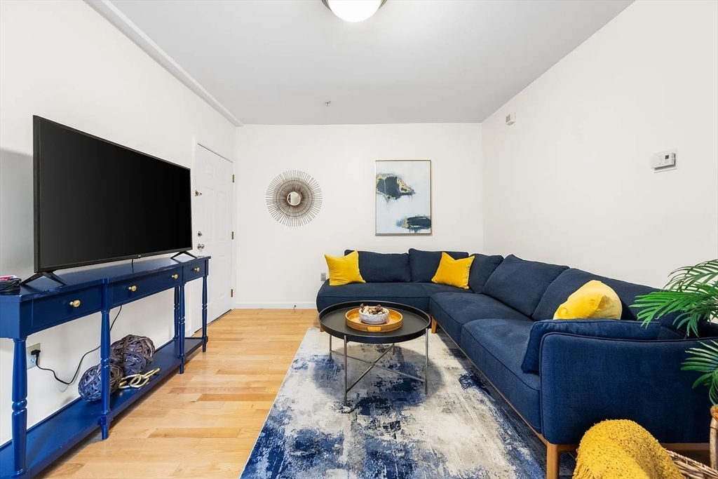 49 Cedar St, Boston, Massachusetts, 2 Bedrooms Bedrooms, 4 Rooms Rooms,1 BathroomBathrooms,Residential Lease,For Rent,Cedar St,73451728