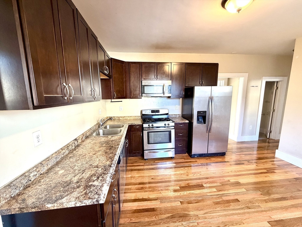 11 Francis, Malden, Massachusetts, 3 Bedrooms Bedrooms, 6 Rooms Rooms,2 BathroomsBathrooms,Residential Lease,For Rent,Francis,73455340