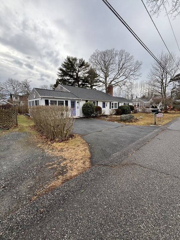 74 Hillside Ave, Falmouth, Massachusetts, 3 Bedrooms Bedrooms, 9 Rooms Rooms,1.5 BathroomsBathrooms,Residential,For Sale,Hillside Ave,73457106