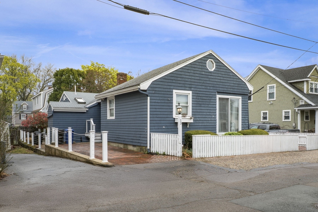 13 Roosevelt Ave, Marblehead, Massachusetts, 2 Bedrooms Bedrooms, 5 Rooms Rooms,2 BathroomsBathrooms,Residential Lease,For Rent,Roosevelt Ave,73457436