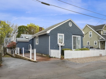 13 Roosevelt Ave, Marblehead, Massachusetts, 2 Bedrooms Bedrooms, 5 Rooms Rooms,2 BathroomsBathrooms,Residential Lease,For Rent,Roosevelt Ave,73457436