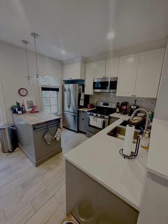 179 H St, Boston, Massachusetts, 2 Bedrooms Bedrooms, ,1.5 BathroomsBathrooms,Residential Lease,For Rent,H St,73396746