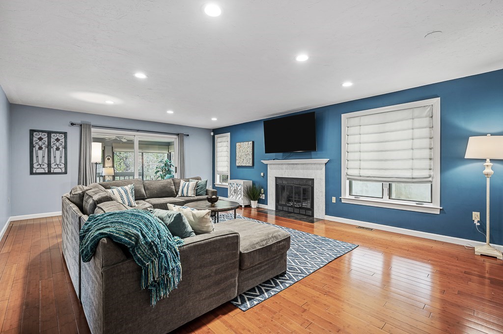 91 Jimney Dr, Westford, Massachusetts, 2 Bedrooms Bedrooms, 5 Rooms Rooms,3.5 BathroomsBathrooms,Residential,For Sale,Jimney Dr,73451428