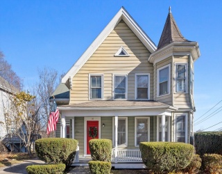 16 Pleasant St, Wakefield, Massachusetts, 4 Bedrooms Bedrooms, 7 Rooms Rooms,1.5 BathroomsBathrooms,Residential,For Sale,Pleasant St,73455716