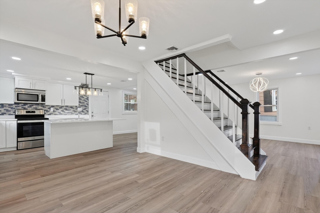 24 Railroad St, Methuen, Massachusetts, 3 Bedrooms Bedrooms, 6 Rooms Rooms,2 BathroomsBathrooms,Residential,For Sale,Railroad St,73457624