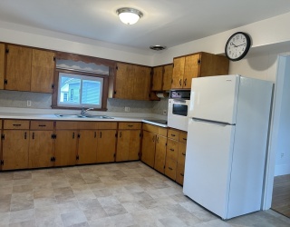 17 Lincoln St, Greenfield, Massachusetts, 2 Bedrooms Bedrooms, 5 Rooms Rooms,1 BathroomBathrooms,Residential Lease,For Rent,Lincoln St,73458444