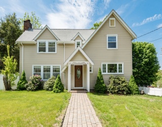 136 N Main St, Sharon, Massachusetts, 3 Bedrooms Bedrooms, 7 Rooms Rooms,2.5 BathroomsBathrooms,Residential,For Sale,N Main St,73456781