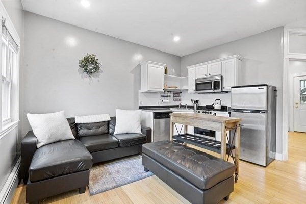 11 Bell Ct, Boston, Massachusetts, 1 Bedroom Bedrooms, 2 Rooms Rooms,1 BathroomBathrooms,Residential Lease,For Rent,Bell Ct,73406395