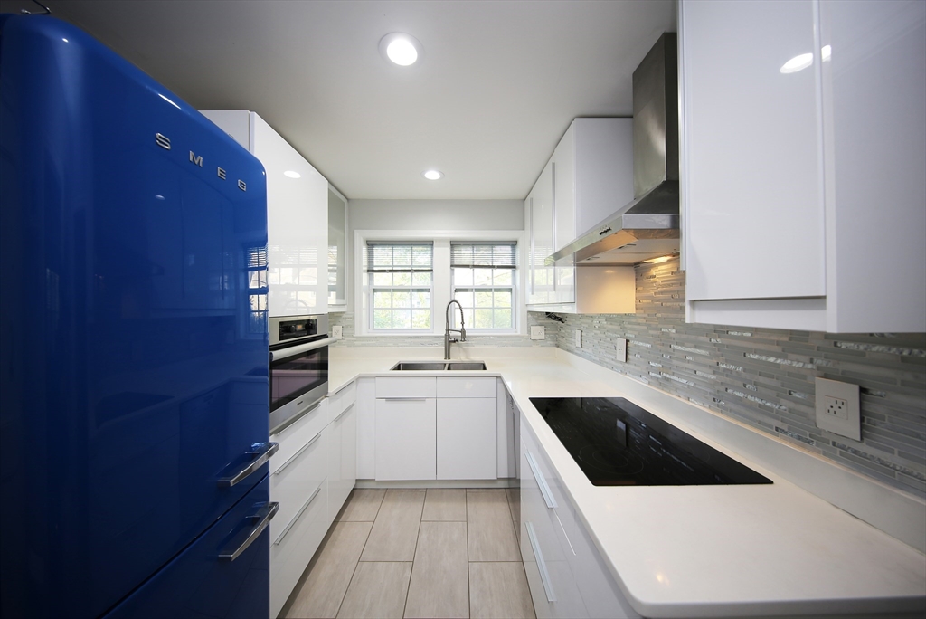 21 Hammond Pond Pkwy, Newton, Massachusetts, 2 Bedrooms Bedrooms, 5 Rooms Rooms,1 BathroomBathrooms,Residential Lease,For Rent,Hammond Pond Pkwy,73400008