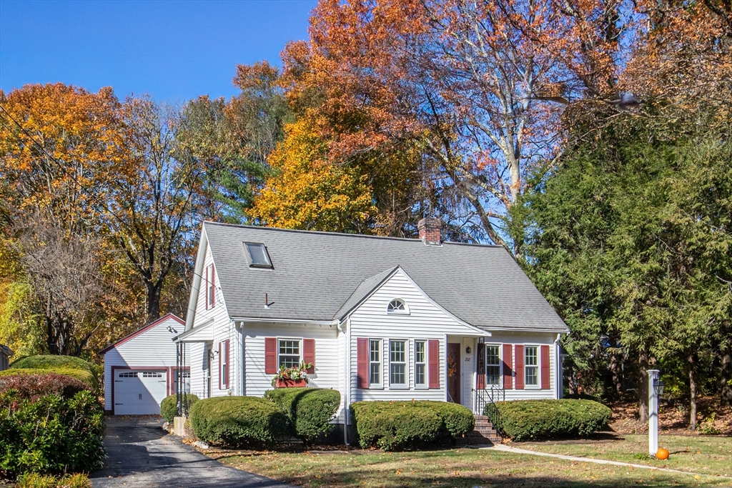 207 Hartford Street, Westwood, Massachusetts, 3 Bedrooms Bedrooms, 7 Rooms Rooms,1 BathroomBathrooms,Residential,For Sale,Hartford Street,73458062