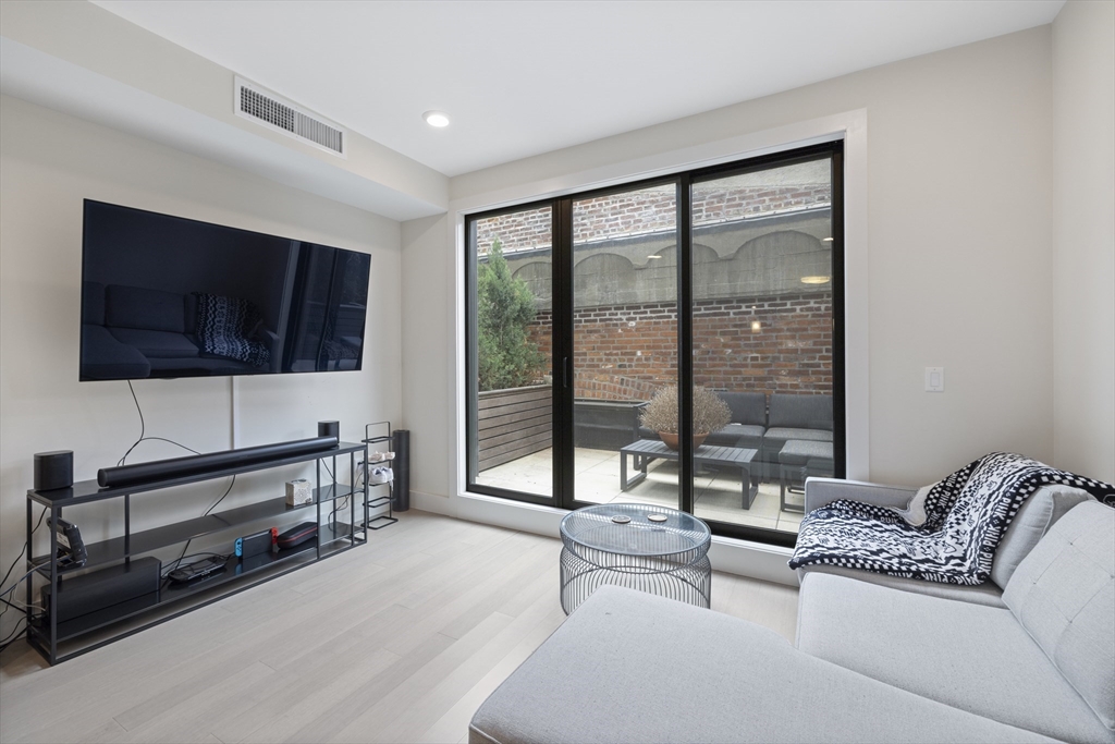 121 Portland Street, Boston, Massachusetts, 1 Bedroom Bedrooms, 3 Rooms Rooms,1 BathroomBathrooms,Residential Lease,For Rent,Portland Street,73322858