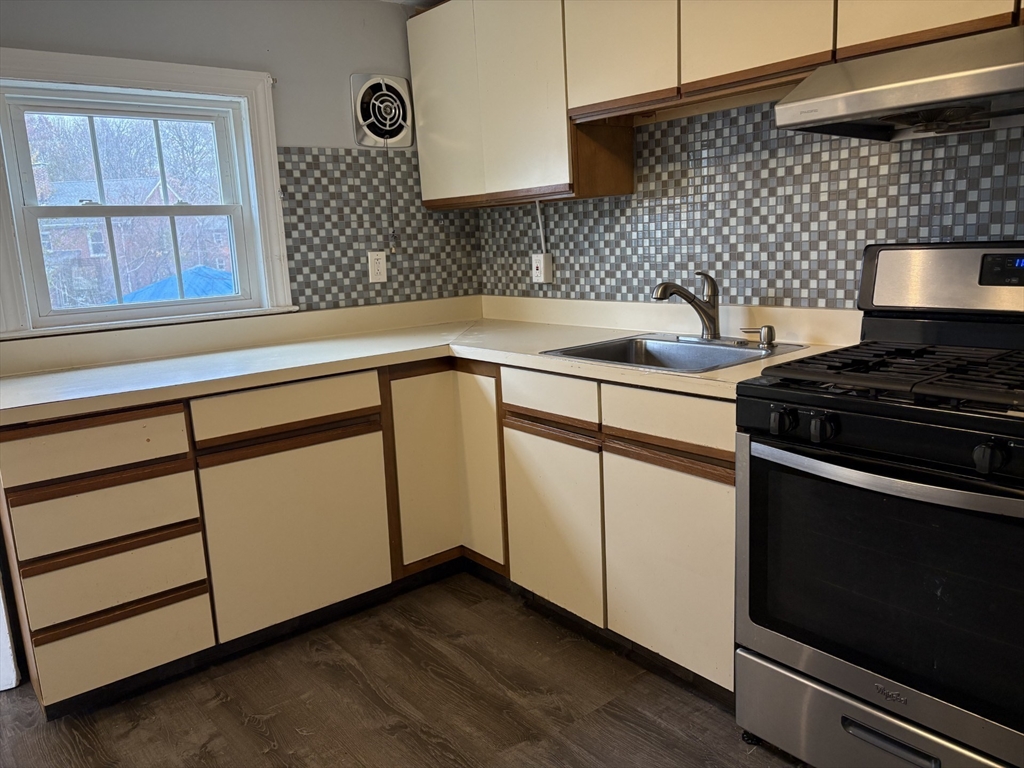 717 Boylston Street, Newton, Massachusetts, 2 Bedrooms Bedrooms, 4 Rooms Rooms,1 BathroomBathrooms,Residential Lease,For Rent,Boylston Street,73458860