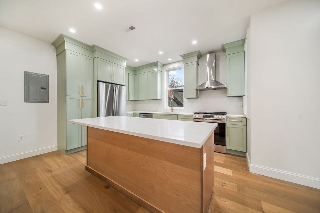 9-11 Knollin St, Malden, Massachusetts, 4 Bedrooms Bedrooms, 6 Rooms Rooms,2 BathroomsBathrooms,Residential Lease,For Rent,Knollin St,73458862