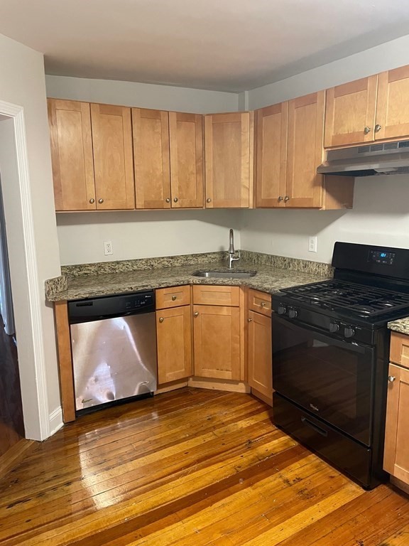 184 Walnut Ave, Boston, Massachusetts, 4 Bedrooms Bedrooms, 6 Rooms Rooms,1 BathroomBathrooms,Residential Lease,For Rent,Walnut Ave,73459003