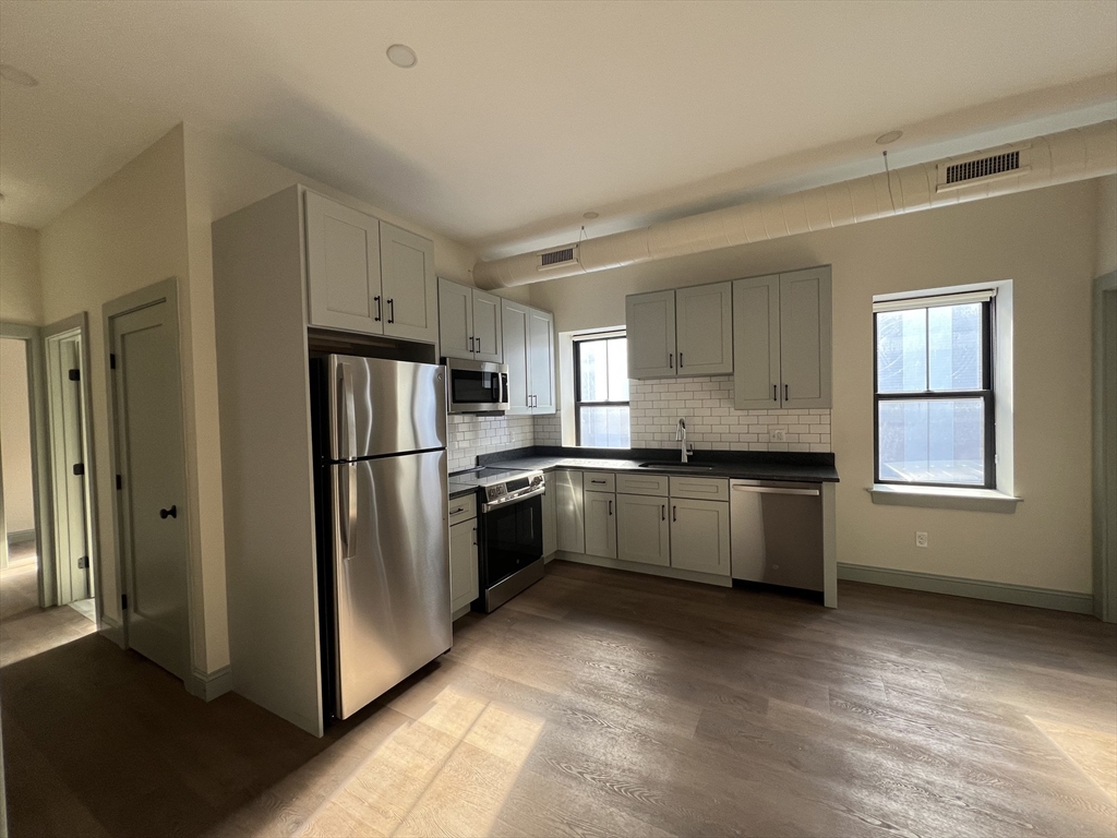 160 Seabury St, Fall River, Massachusetts, 2 Bedrooms Bedrooms, 5 Rooms Rooms,1 BathroomBathrooms,Residential Lease,For Rent,Seabury St,73458787