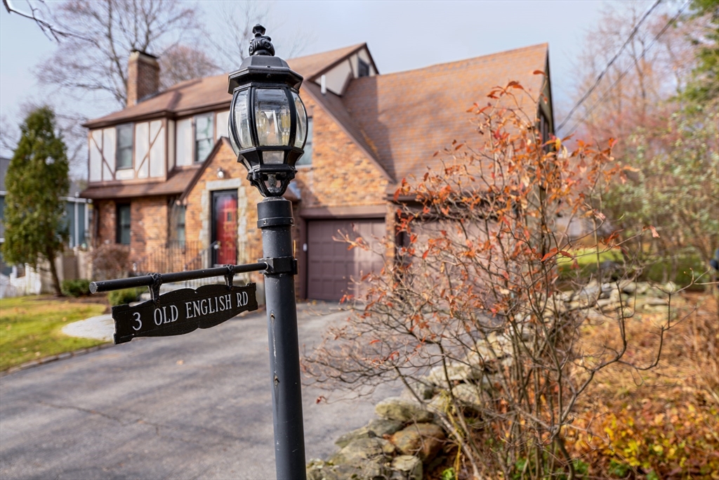 3 Old English Road, Worcester, Massachusetts, 4 Bedrooms Bedrooms, 12 Rooms Rooms,4 BathroomsBathrooms,Residential,For Sale,Old English Road,73458226