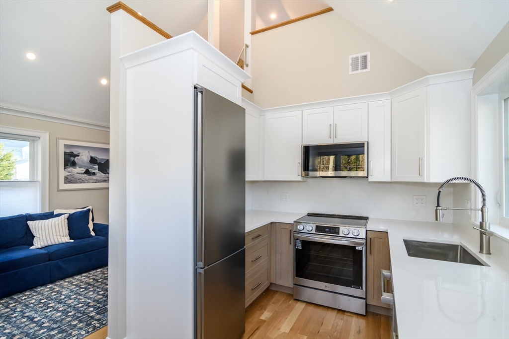 12R Maugus Avenue, Wellesley, Massachusetts, 1 Bedroom Bedrooms, 4 Rooms Rooms,1 BathroomBathrooms,Residential Lease,For Rent,Maugus Avenue,73459334