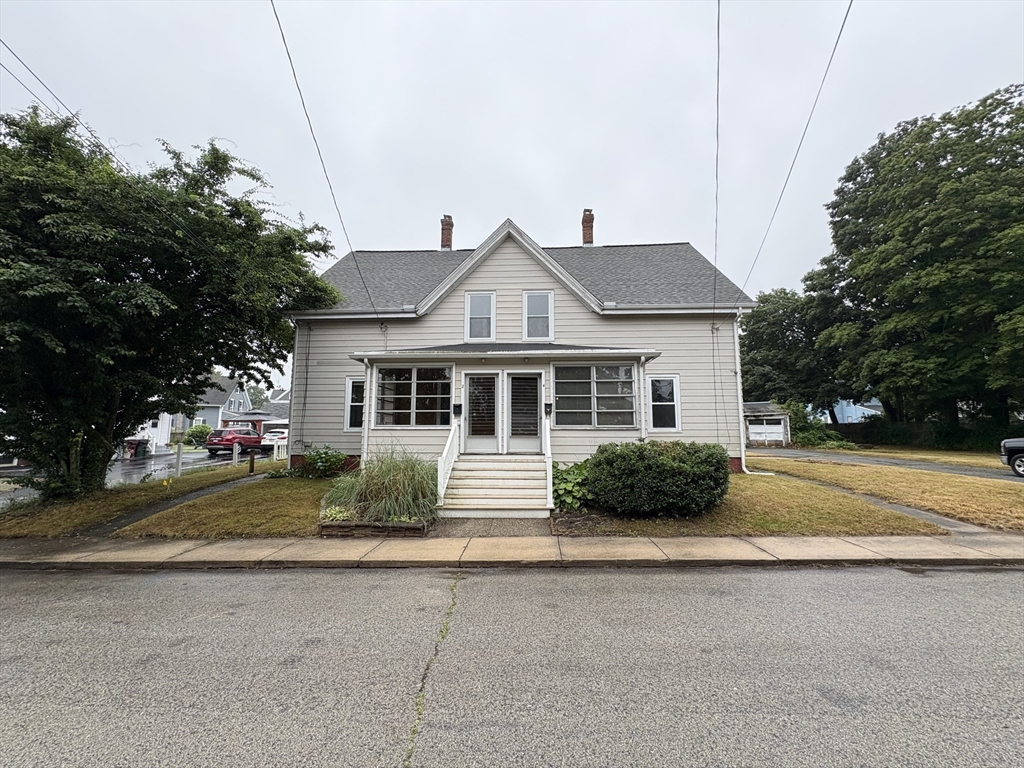 2-4 Elmwood Street, Amesbury, Massachusetts, 5 Bedrooms Bedrooms, 13 Rooms Rooms,2 BathroomsBathrooms,Residential Income,For Sale,Elmwood Street,73402861