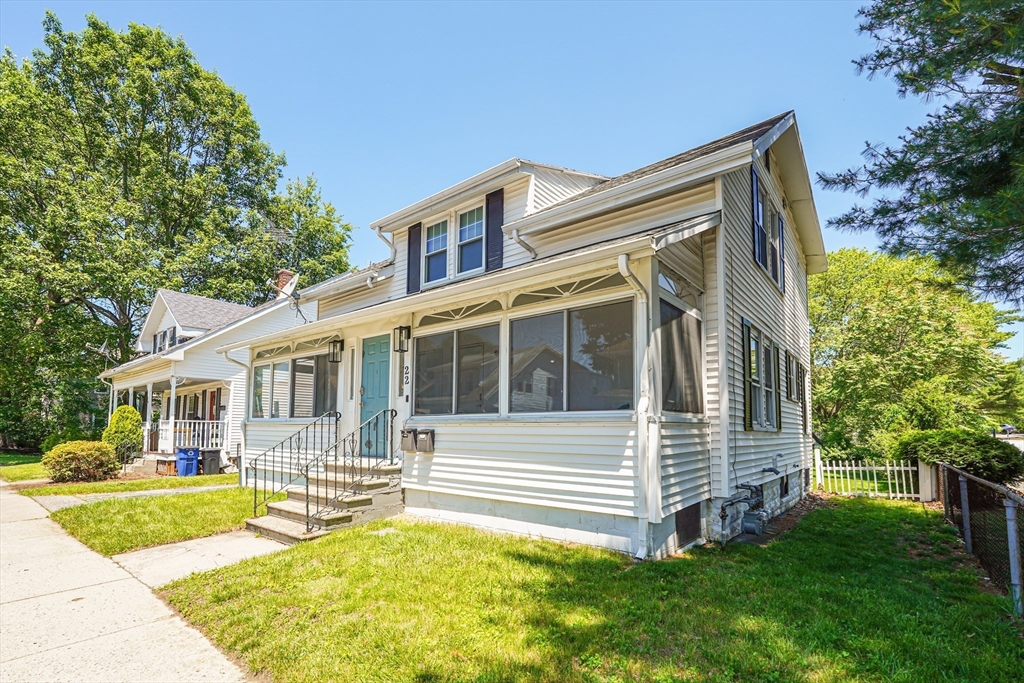 22 Tampa St, Worcester, Massachusetts, 5 Bedrooms Bedrooms, 10 Rooms Rooms,2 BathroomsBathrooms,Residential Income,For Sale,Tampa St,73385842