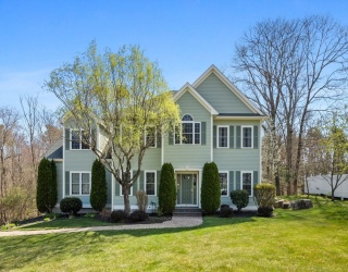 8 Comstock Way, Walpole, Massachusetts, 4 Bedrooms Bedrooms, 9 Rooms Rooms,2.5 BathroomsBathrooms,Residential,For Sale,Comstock Way,73367492