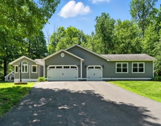 8 Sizer Dr, Wales, Massachusetts, 4 Bedrooms Bedrooms, 8 Rooms Rooms,3 BathroomsBathrooms,Residential,For Sale,Sizer Dr,73396239