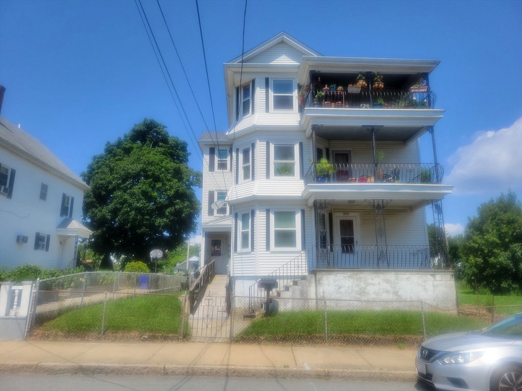 528 Lawton St, Fall River, Massachusetts, 9 Bedrooms Bedrooms, 18 Rooms Rooms,3 BathroomsBathrooms,Residential Income,For Sale,Lawton St,73353185