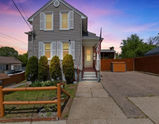 8 Rosewood St, Pawtucket, Rhode Island, 4 Bedrooms Bedrooms, 10 Rooms Rooms,2 BathroomsBathrooms,Residential Income,For Sale,Rosewood St,73381128