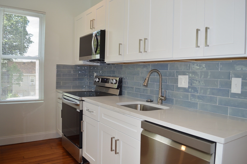 374A Centre St, Boston, Massachusetts, 4 Bedrooms Bedrooms, 8 Rooms Rooms,2 BathroomsBathrooms,Residential Lease,For Rent,Centre St,73459752