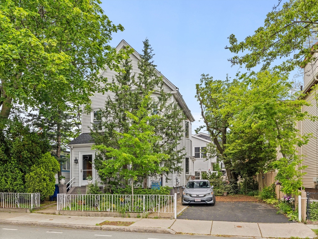 19 Tufts Street, Somerville, Massachusetts, 5 Bedrooms Bedrooms, 14 Rooms Rooms,3.5 BathroomsBathrooms,Residential Income,For Sale,Tufts Street,73380161