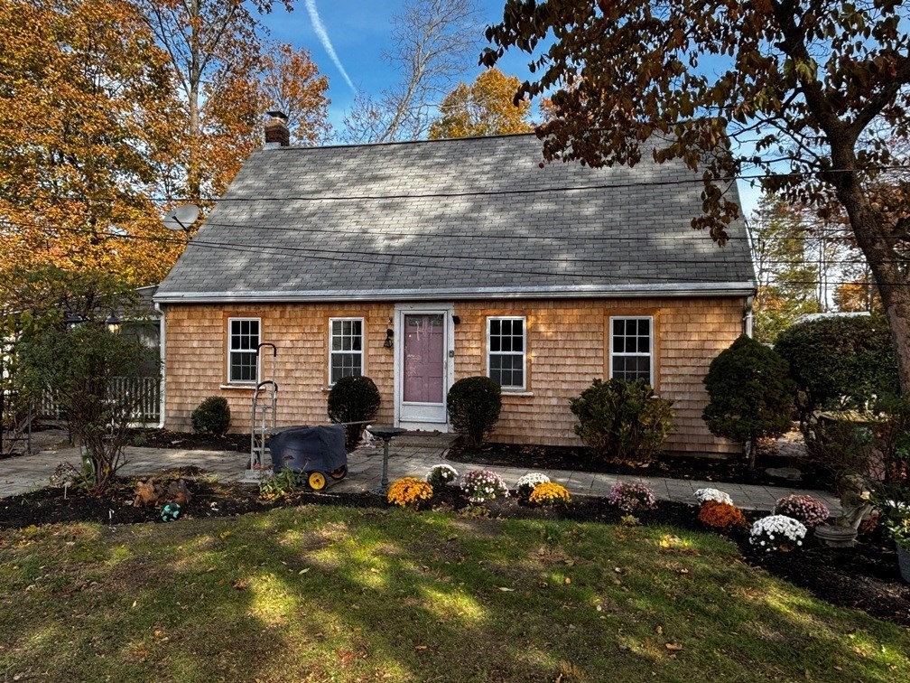 209 Lake Shore Dr, Weymouth, Massachusetts, 4 Bedrooms Bedrooms, 6 Rooms Rooms,1.5 BathroomsBathrooms,Residential,For Sale,Lake Shore Dr,73460030