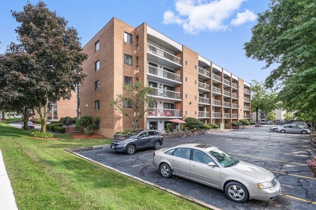 44 Main. St, Stoneham, Massachusetts, 2 Bedrooms Bedrooms, 4 Rooms Rooms,2 BathroomsBathrooms,Residential Lease,For Rent,Main. St,73419355