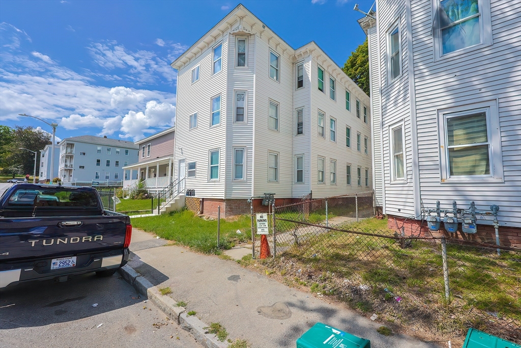 69 Hollis St, Worcester, Massachusetts, 9 Bedrooms Bedrooms, 18 Rooms Rooms,3 BathroomsBathrooms,Residential Income,For Sale,Hollis St,73431462