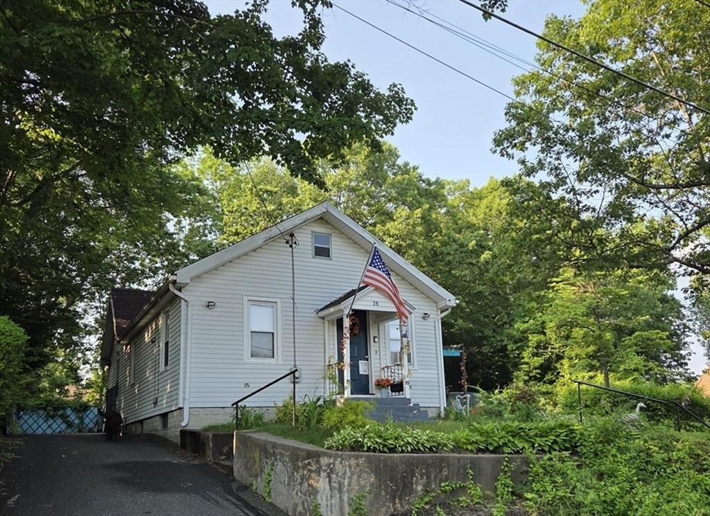 28 Hartley St, Springfield, Massachusetts, 2 Bedrooms Bedrooms, 5 Rooms Rooms,1 BathroomBathrooms,Residential,For Sale,Hartley St,73391711