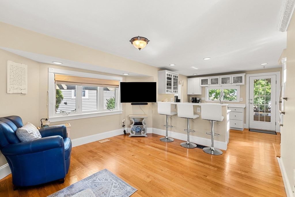 84 Spring St, Quincy, Massachusetts, 2 Bedrooms Bedrooms, 5 Rooms Rooms,1 BathroomBathrooms,Residential Lease,For Rent,Spring St,73442703