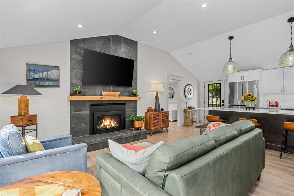 9 Locust Ave, Barnstable, Massachusetts, 2 Bedrooms Bedrooms, 5 Rooms Rooms,2 BathroomsBathrooms,Residential,For Sale,Locust Ave,73423236