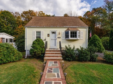 121 Ewing Dr., Stoughton, Massachusetts, 3 Bedrooms Bedrooms, 6 Rooms Rooms,1 BathroomBathrooms,Residential Lease,For Rent,Ewing Dr.,73448003