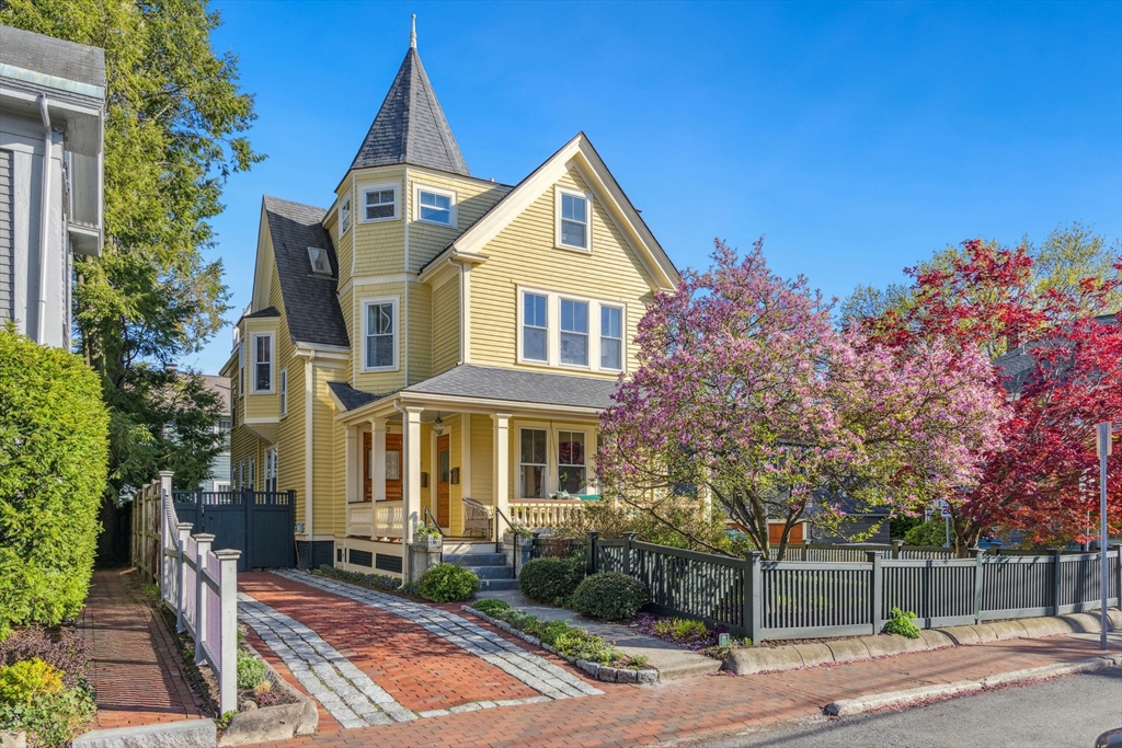 12-14 Hollis Street, Cambridge, Massachusetts, 6 Bedrooms Bedrooms, 13 Rooms Rooms,3 BathroomsBathrooms,Residential Income,For Sale,Hollis Street,73433410