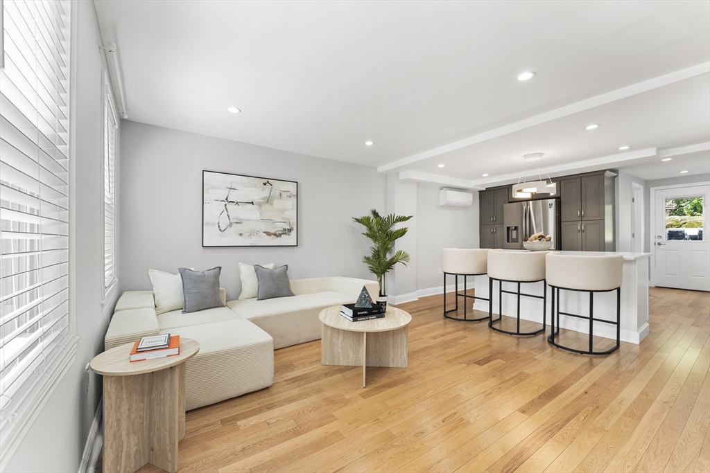 18-20 Cedar St, Boston, Massachusetts, 2 Bedrooms Bedrooms, 6 Rooms Rooms,2 BathroomsBathrooms,Residential,For Sale,Cedar St,73396298