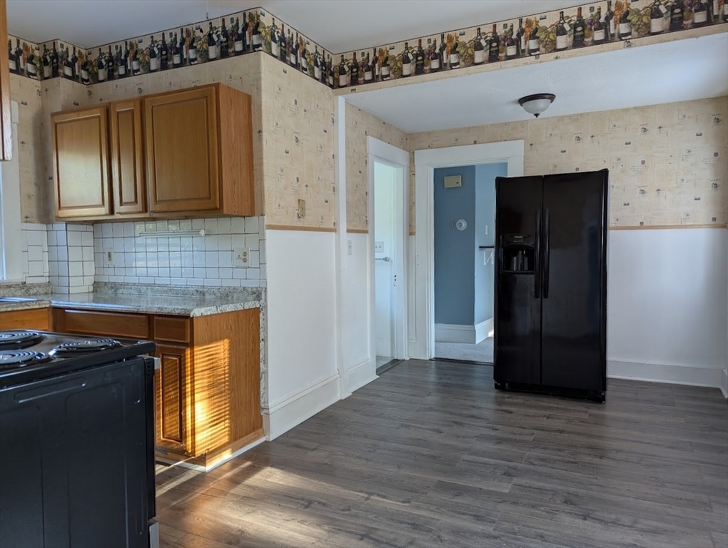 37 Linden Street, Rockland, Massachusetts, 3 Bedrooms Bedrooms, 6 Rooms Rooms,2 BathroomsBathrooms,Residential Lease,For Rent,Linden Street,73430439
