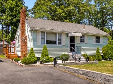 5 Oakwood Avenue, Randolph, Massachusetts, 3 Bedrooms Bedrooms, 5 Rooms Rooms,1 BathroomBathrooms,Residential,For Sale,Oakwood Avenue,73395711