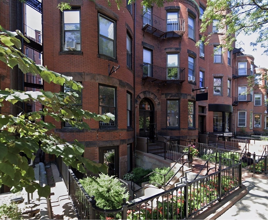 301 Newbury St, Boston, Massachusetts, 1 Bedroom Bedrooms, 2 Rooms Rooms,1 BathroomBathrooms,Residential Lease,For Rent,Newbury St,73447206