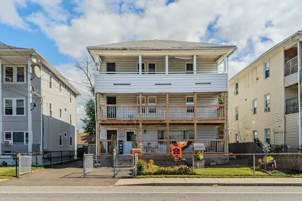 199 Meadow St, Chicopee, Massachusetts, 6 Bedrooms Bedrooms, 15 Rooms Rooms,3 BathroomsBathrooms,Residential Income,For Sale,Meadow St,73436665