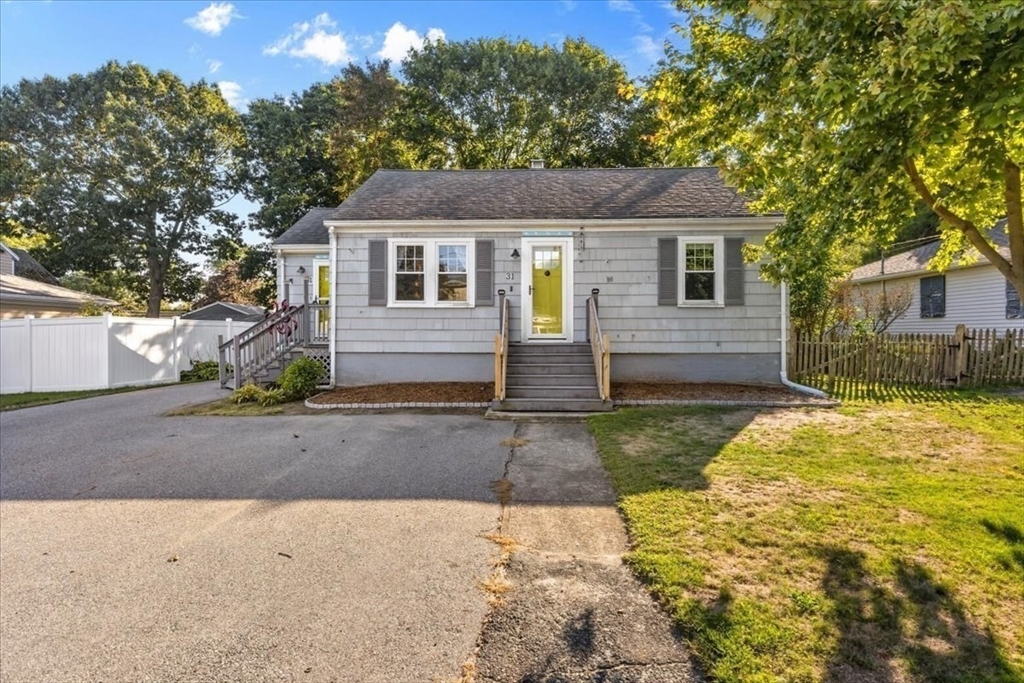 31 Briggs Ave, Somerset, Massachusetts, 2 Bedrooms Bedrooms, 4 Rooms Rooms,1 BathroomBathrooms,Residential,For Sale,Briggs Ave,73434104