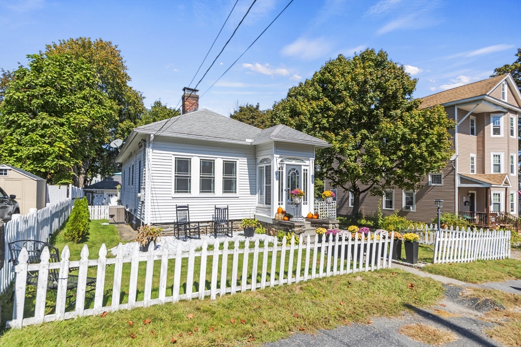 32 Kosta Street, Worcester, Massachusetts, 2 Bedrooms Bedrooms, 4 Rooms Rooms,1 BathroomBathrooms,Residential,For Sale,Kosta Street,73435357