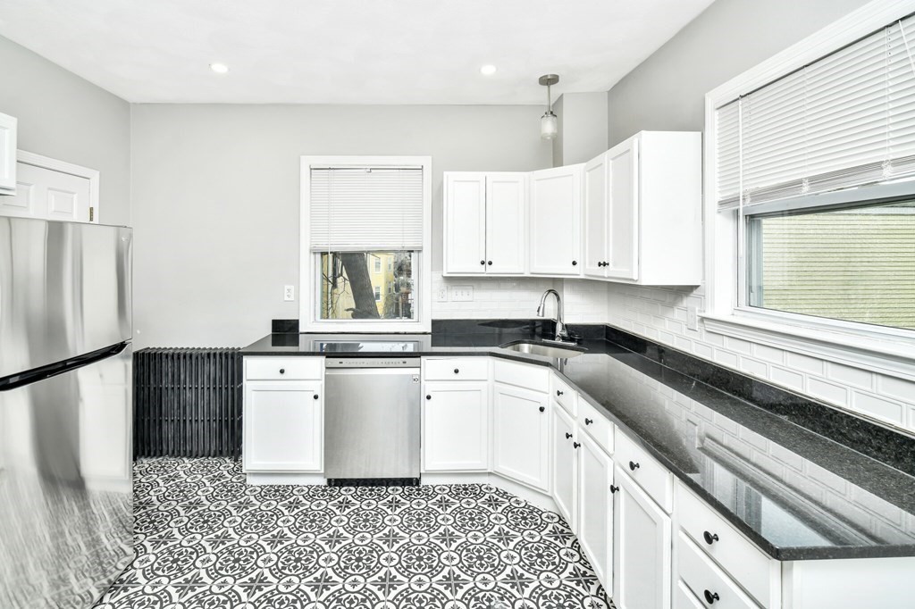 109 Walnut St, Somerville, Massachusetts, 3 Bedrooms Bedrooms, 5 Rooms Rooms,1 BathroomBathrooms,Residential Lease,For Rent,Walnut St,73422136