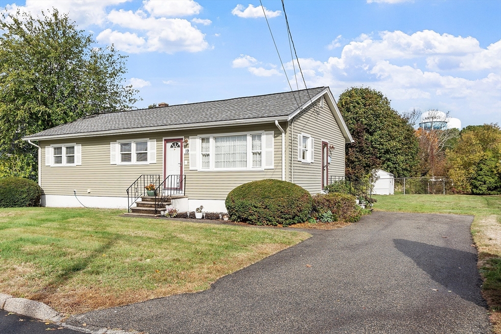 19 Lisa Lane, Lawrence, Massachusetts, 3 Bedrooms Bedrooms, 5 Rooms Rooms,1 BathroomBathrooms,Residential,For Sale,Lisa Lane,73442682