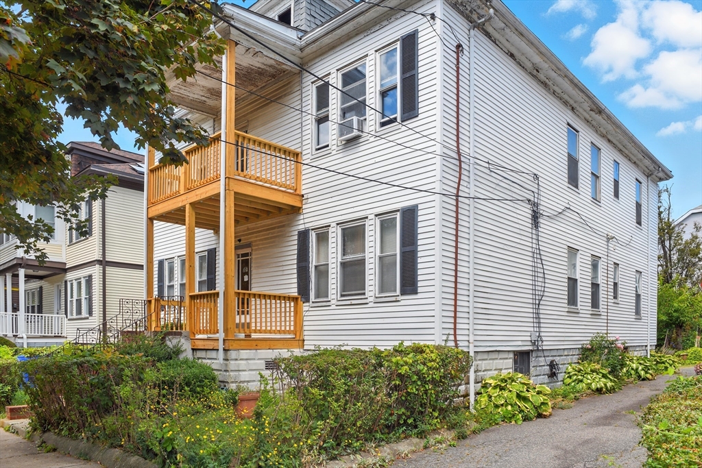 35 Almont St, Boston, Massachusetts, 6 Bedrooms Bedrooms, 12 Rooms Rooms,2 BathroomsBathrooms,Residential Income,For Sale,Almont St,73440698