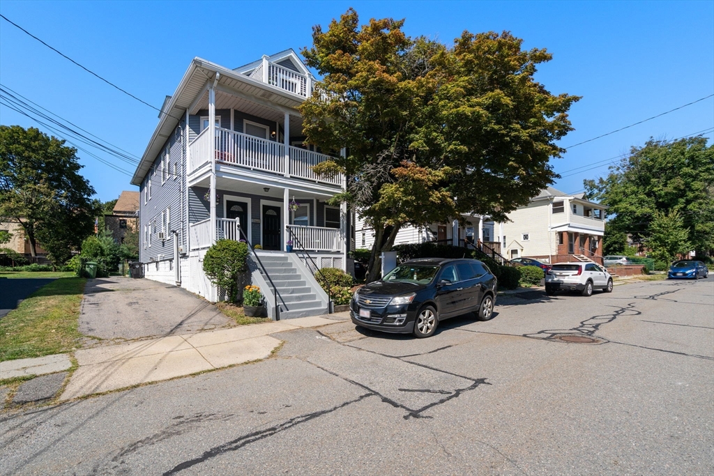 15-17 Porter St, Watertown, Massachusetts, 5 Bedrooms Bedrooms, 13 Rooms Rooms,3 BathroomsBathrooms,Residential Income,For Sale,Porter St,73428172