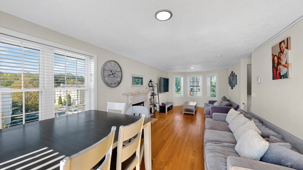 40 Sophia Dr, Worcester, Massachusetts, 2 Bedrooms Bedrooms, 5 Rooms Rooms,1.5 BathroomsBathrooms,Residential,For Sale,Sophia Dr,73431899